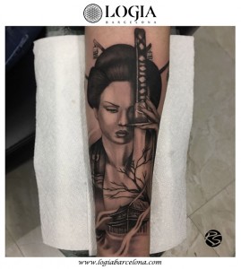 tatuaje-brazo-geisha-logia-barcelona-ridnel     